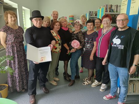 Grupa UTW w bibliotece wraz z pracownikami Huty Kultury