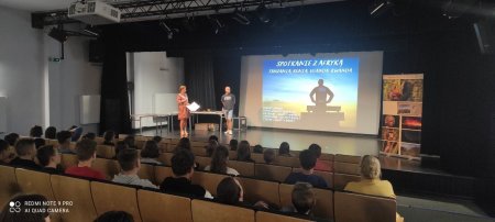 Przedstawicielka biblioteki przedstawia podróżnika Roberta Gondka