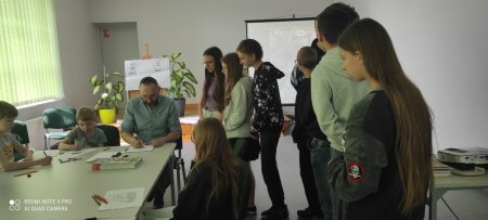 Mlodziez stoi w kolejce do Huberta Ronka po autograf