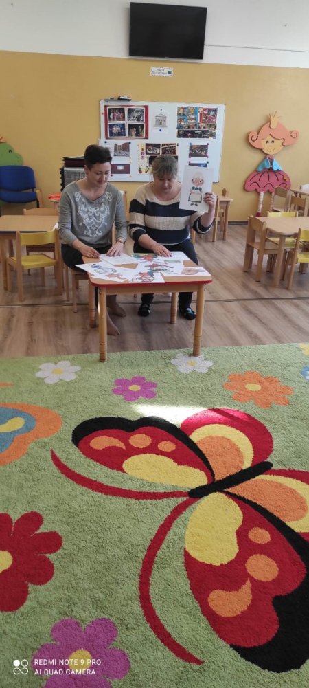 Bibliotekarki czytają dzieciom opowieść 