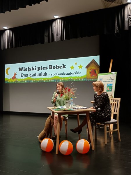 na scenie pisarka Ewa Ładuniuk z prowadzącą spotkanie