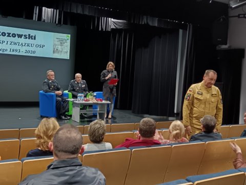 Autor wraz prowadzącymi na scenie