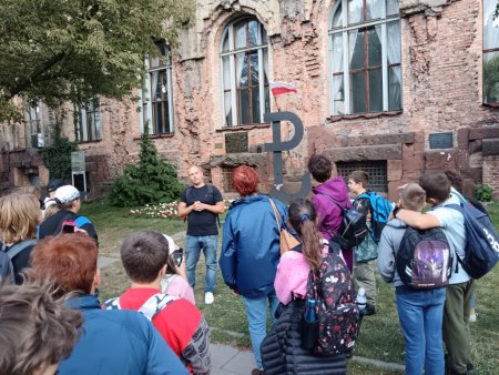 Dawny bank Polski, gdzie do dziś znajdują się slady walk